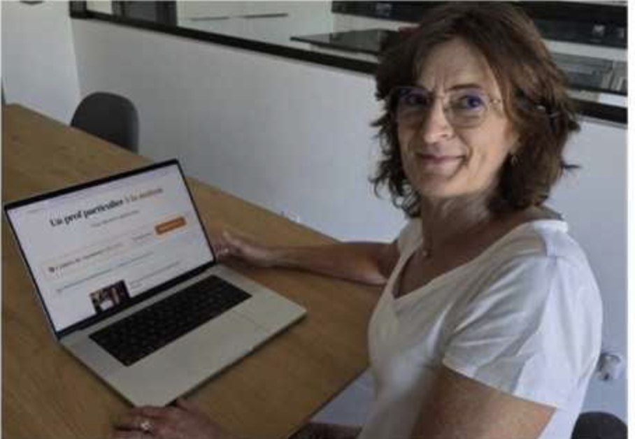 Myriam Quinio, enseignante depuis 25 ans, devant la plateforme PROFIA